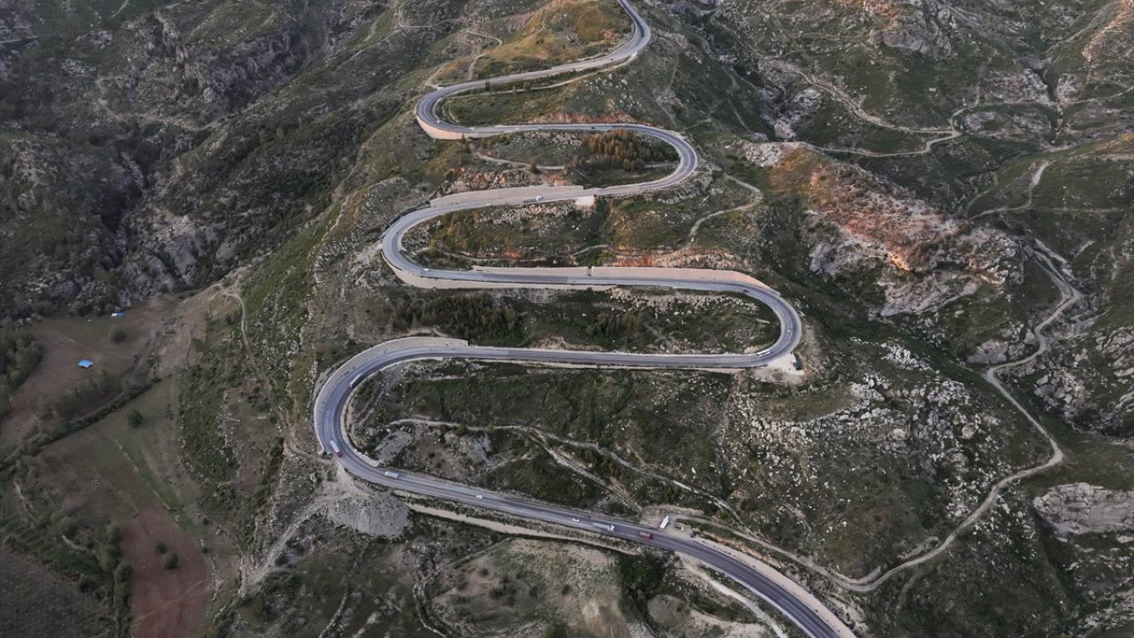 Demirkapı Tüneli Güzergahındaki Kıvrımlı Yol Havadan Görüntülendi
