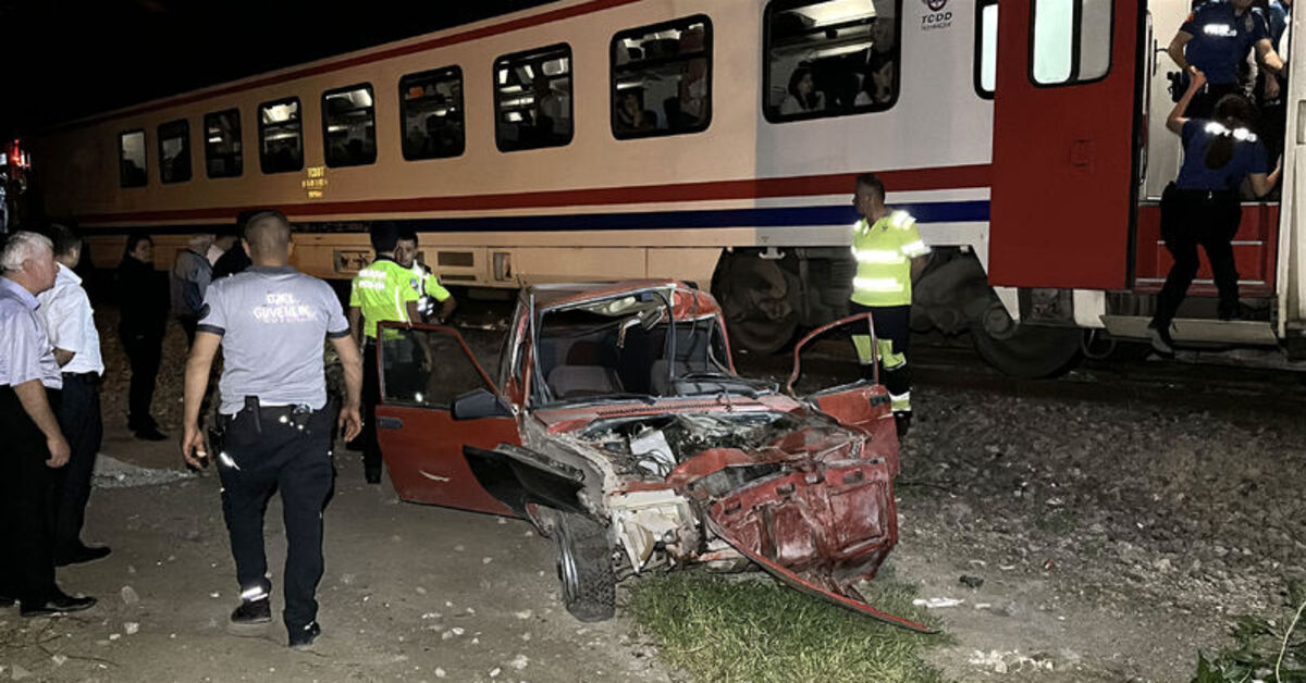 Kütahya'da Tren Kazası: Raylara Bırakılan Otomobile Çarpan Yolcu Treni