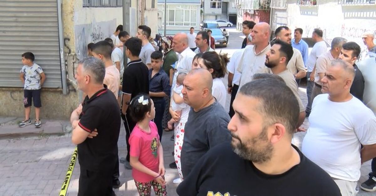 Zeytinburnu'nda Otomobil Doğalgaz Kutusuna Çarptı: Gaz Sokağa Yayılmıştı