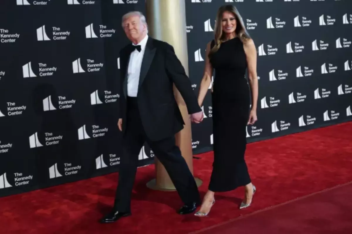 Trump'a Tiyatroda Protesto: Oyuncular Sahneye Çıkmayı Reddederek Gösterdi