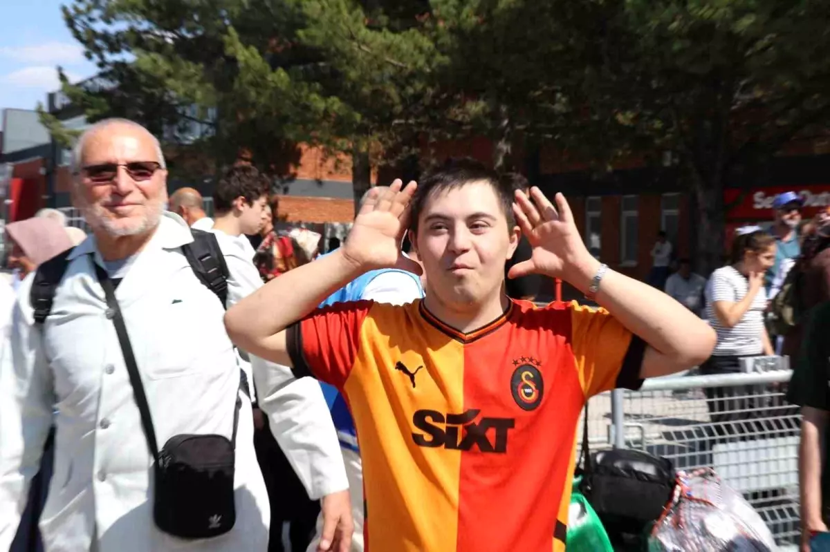 Eskişehir'e İlk Hacı Kafilesi Dönüşü: Duygusal Karşılama