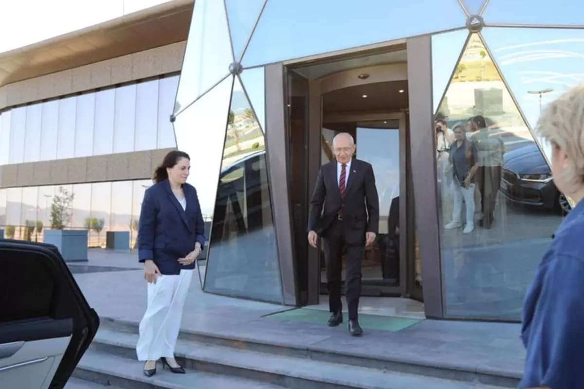 Kılıçdaroğlu'ndan Ahlatcı'ya Sürpriz Ziyaret: Kayyum Tartışmaları Devam Ediyor