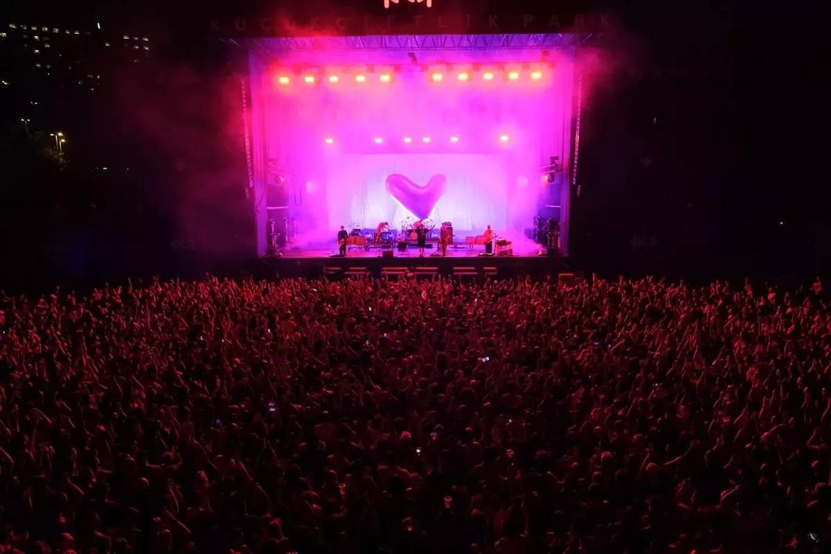 Fontaines DC İstanbul Konserinde Filistin'e Destek Verdi