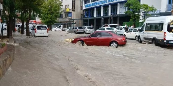 Ankara'da Şiddetli Sel: Sular Evlerin Duvarını Patlattı