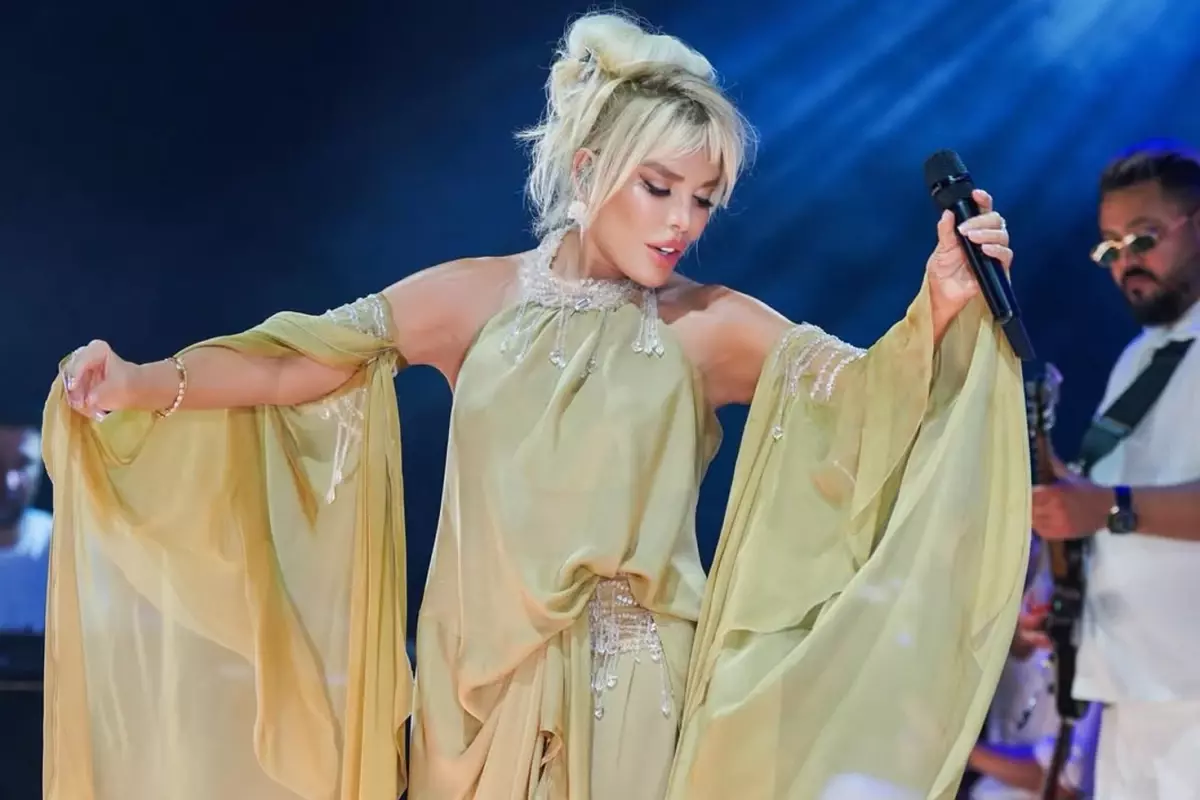 Ajda Pekkan Çeşme'de Sahneyle Meydan Okudu: Süperstar'dan Enerjik Performans