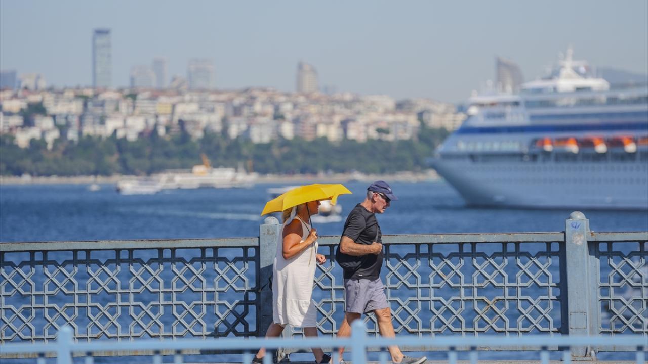 İstanbul'da Sıcak Hava Dalgaları Etkili Oldu: Ortalama Sıcaklık 35 Dereceye Ulaştı